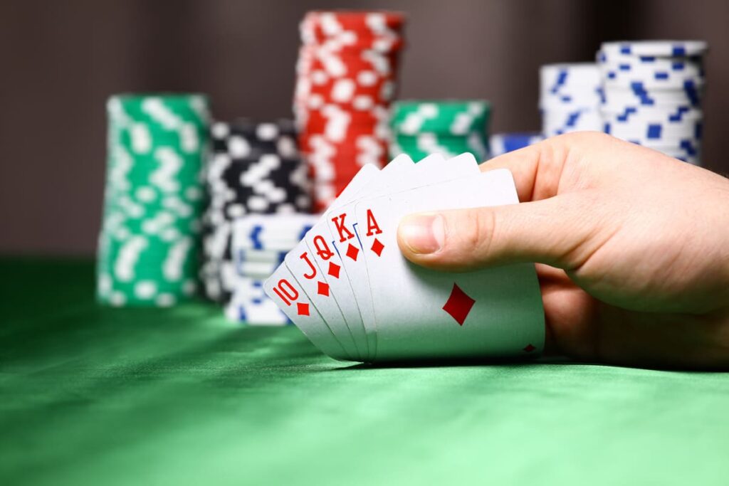 Tìm Hiểu Thùng Phá Sảnh Poker Và Sức Mạnh Của Bộ Bài Này 